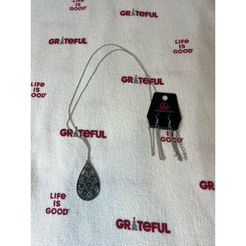 NWT Paparazzi Long Silver and Turquoise gems pendent necklace